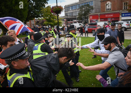 Grantham, Lincolnshire, Royaume-Uni. 19 août 2017. Sur la photo : affrontements entre anti-fascistes, la police et les partisans du Front National ont lieu à St Peters Banque D'Images