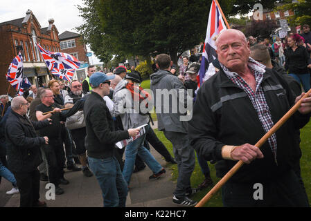 Grantham, Lincolnshire, Royaume-Uni. 19 août 2017. Sur la photo : affrontements entre anti-fascistes, la police et les partisans du Front National ont lieu à St Peters Banque D'Images