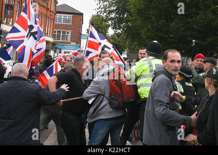 Grantham, Lincolnshire, Royaume-Uni. 19 août 2017. Sur la photo : affrontements entre anti-fascistes, la police et les partisans du Front National ont lieu à St Peters Banque D'Images