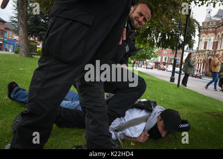Grantham, Lincolnshire, Royaume-Uni. 19 août 2017. Sur la photo : un anti-fasciste est menotté par la police. / Jusqu'à 60 anti-fascistes se heurtent à la police et la N Banque D'Images
