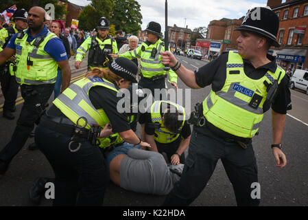 Grantham, Lincolnshire, Royaume-Uni. 19 août 2017. Sur la photo : affrontements entre anti-fascistes, la police et les partisans du Front National ont lieu à St Peters Banque D'Images