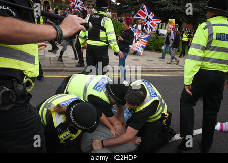 Grantham, Lincolnshire, Royaume-Uni. 19 août 2017. Sur la photo : affrontements entre anti-fascistes, la police et les partisans du Front National ont lieu à St Peters Banque D'Images