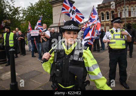 Grantham, Lincolnshire, Royaume-Uni. 19 août 2017. Sur la photo : affrontements entre anti-fascistes, la police et les partisans du Front National ont lieu à St Peters Banque D'Images