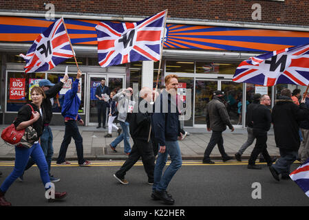 Grantham, Lincolnshire, Royaume-Uni. 19 août 2017. Sur la photo : des partisans du Front National mars par le centre de Grantham. / Jusqu'à 60 anti-fascistes clas Banque D'Images