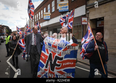 Grantham, Lincolnshire, Royaume-Uni. 19 août 2017. Sur la photo : des partisans du Front National mars par le centre de Grantham. / Jusqu'à 60 anti-fascistes clas Banque D'Images