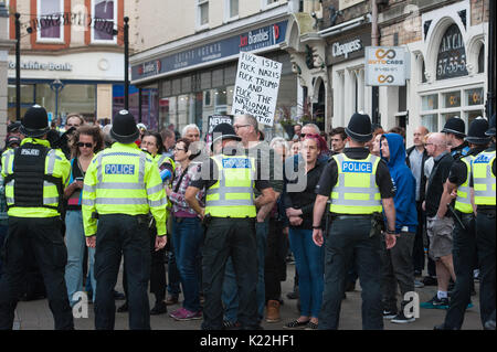 Grantham, Lincolnshire, Royaume-Uni. 19 août 2017. Sur la photo : anti-fascistes sont maintenue à distance par la police en tant que membres du Front National tenir une courte réunion avec Banque D'Images