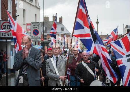 Grantham, Lincolnshire, Royaume-Uni. 19 août 2017. Sur la photo : des partisans du Front National mars par le centre de Grantham. / Jusqu'à 60 anti-fascistes clas Banque D'Images