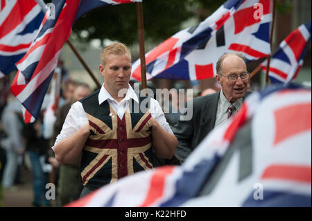 Grantham, Lincolnshire, Royaume-Uni. 19 août 2017. Sur la photo : des partisans du Front National mars par le centre de Grantham. / Jusqu'à 60 anti-fascistes clas Banque D'Images