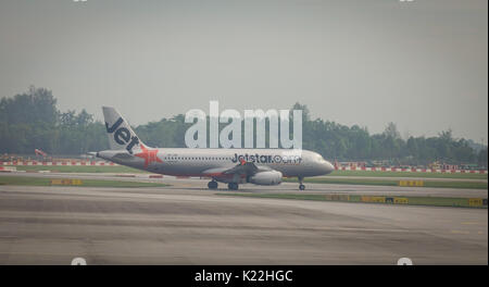 Saigon, Vietnam - Mai 14, 2017. Avion sur piste à l'Aéroport International de Tan Son Nhat à Saigon, Vietnam. Tan Son Nhat est l'aéroport le plus achalandé de Vi Banque D'Images