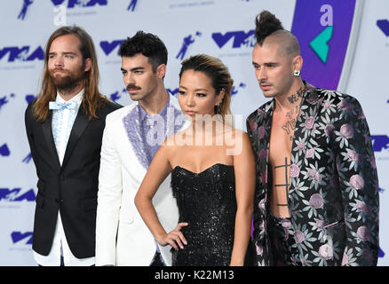 Joe Jonas avec DNCE arrivant au MTV Video Music Awards 2017, qui ont eu lieu pendant le Forum Los Angeles. Crédit photo doit se lire : Doug Peters/EMPICS Entertainment Banque D'Images