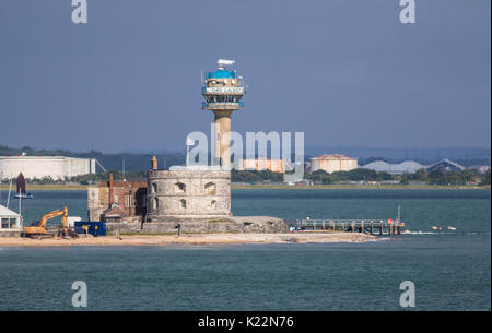 CALSHOT, UK - 22 août 2017 : tour de garde-côtes nationaux Institution de Surveillance côtière à Calshot Spit, Calshot, Hampshire, England, UK Banque D'Images