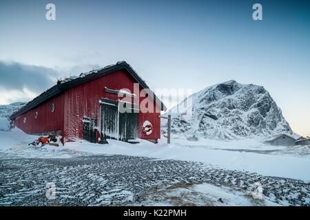 Îles Lofoten, Norvège Un hangar pêcheurs photographié sur une plage Norwegian Janvier 2015 Banque D'Images