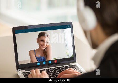 Shy girl sur appel vidéo avec copain, distance relationshi Banque D'Images