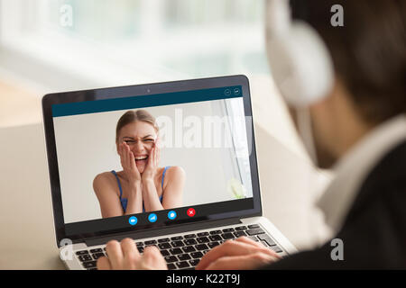 Appels vidéo homme femme, smiling teen girl sur un écran d'ordinateur portable Banque D'Images