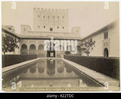 Vista general del Patio de los Arrayanes, y de la Torre de Comares. (Alhambra). Banque D'Images