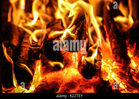 Feu de brûler à l'intérieur d'un poêle en brique - bois, frêne, de flammes. Banque D'Images