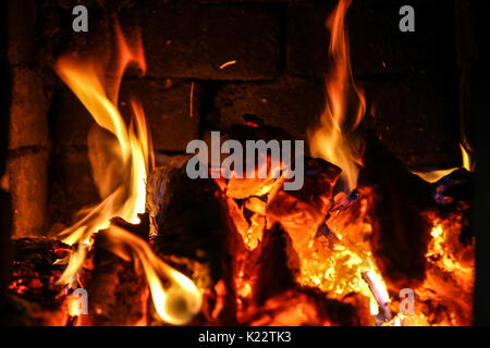 Feu de brûler à l'intérieur d'un poêle en brique - bois, frêne, de flammes. Banque D'Images