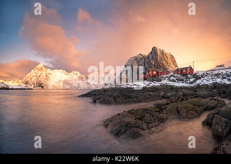 Hamnoy, Moskenesoy, Île Lofoten, Norvège Le village de Hamnoy photographiée à l'aube Banque D'Images