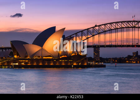 Opéra de Sydney et le Harbour Bridge après le coucher du soleil vu de la chaise de Mme Macquarie, Sydney, New South Wales, Australia Banque D'Images