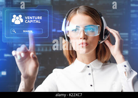Young businesswoman working in lunettes virtuelle, sélectionnez l'icône du capital sur l'écran virtuel. Banque D'Images