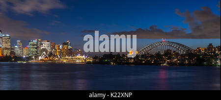 Vue panoramique du port de Sydney, y compris l'opéra, de bridge et de la CDB, vu de Cremorne Point sur côte-nord, Sydney, Nouvelle-Galles du Sud, Australie. Banque D'Images