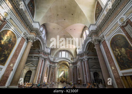 Beau détail de plafond et des colonnes de marbre de la basilique de Saint Marie des anges et des martyrs de Rome. juin, 2017, Rome, Italie Banque D'Images