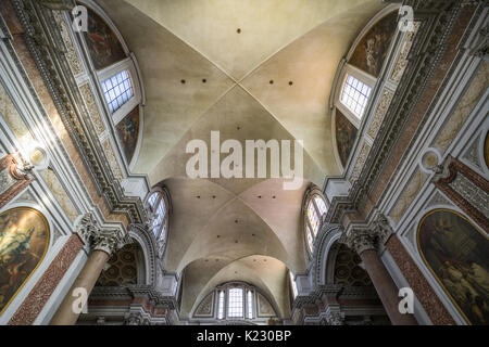 Beau détail de plafond et des colonnes de marbre de la basilique de Saint Marie des anges et des martyrs de Rome. juin 2017. Rome. Italie Banque D'Images