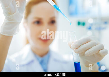 Close up of blue que réactif utilisé Banque D'Images