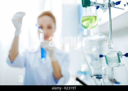 Close up de bouteilles de verre utilisé pour des expériences Banque D'Images