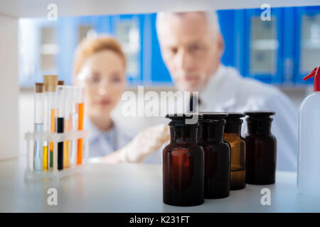 Close up de bouteilles en verre que debout dans une ligne Banque D'Images