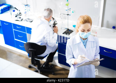 Assistante attentive décisions notes importantes Banque D'Images