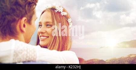 Happy smiling young couple hippie au-dessus de la mer Banque D'Images