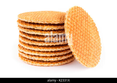 Pile de biscuits stroopwafel néerlandais ou gaufres caramel isolé sur blanc. Banque D'Images