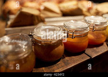 Confiture artisanale ou sauce at grocery store Banque D'Images