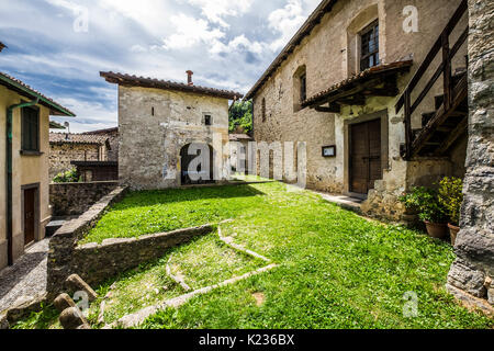 Village médiéval de Cornello dei Tasso en province de Bergame, dans le nord de l'Italie Europe Banque D'Images