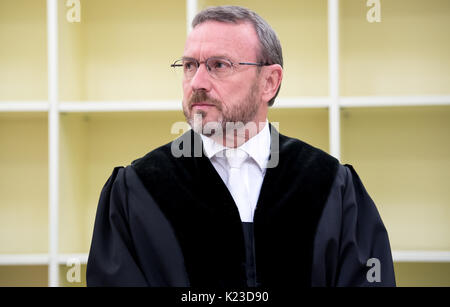 Munich, Allemagne. Août 28, 2017. Le juge Frank Zimmer entre dans la salle d'audience du tribunal de district de Munich, Allemagne, le 28 août 2017. Environ un an après l'arme rampage à Munich avec neuf victimes, le concessionnaire suspecté de l'arme utilisée est essayé en face de la cour de district Munich I. Le ministère public accuse les 32 ans de l'homicide involontaire dans neuf cas et le commerce illégal d'armes. Photo : Sven Hoppe/dpa/Alamy Live News Banque D'Images