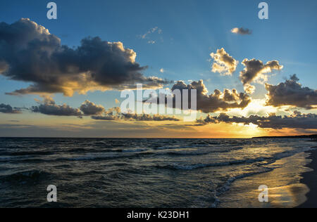 Dueodde, au Danemark. Août 21, 2017. Le coucher de soleil vu de l'île danoise de Bornholm, près de la mer Baltique, Danemark, Dueodde 21 août 2017. L'île de Bornholm et le groupe d'îles le plus éloigné du Danemark sont Ertholmene îles de l'Est. Grâce à son emplacement, Bornholm compte un nombre plus élevé d'heures de soleil. - Pas de service de fil - Photo : Patrick Pleul/dpa-Zentralbild/ZB/dpa/Alamy Live News Banque D'Images