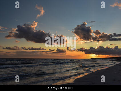 Dueodde, au Danemark. Août 21, 2017. Le coucher de soleil vu de l'île danoise de Bornholm, près de la mer Baltique, Danemark, Dueodde 21 août 2017. L'île de Bornholm et le groupe d'îles le plus éloigné du Danemark sont Ertholmene îles de l'Est. Grâce à son emplacement, Bornholm compte un nombre plus élevé d'heures de soleil. - Pas de service de fil - Photo : Patrick Pleul/dpa-Zentralbild/ZB/dpa/Alamy Live News Banque D'Images