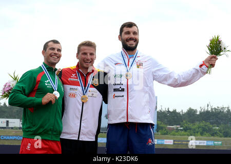 Racice, République tchèque. Août 26, 2017. Gagnants des hommes K1 1000 m course finale, TOM LIEBSCHER (centre, l'Allemagne, 1e place), FERNANDO PIMENTA (à gauche, au Portugal, 2e place) et Josef DOSTAL (République Tchèque, 3e place), posent avec des médailles au cours de la 2017 Championnats du monde de sprint en canoë à Racice, République tchèque, le 26 août 2017. Credit : Katerina Sulova/CTK Photo/Alamy Live News Banque D'Images