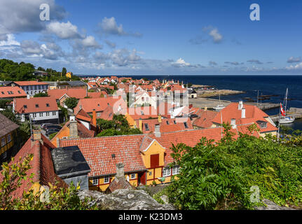 Dueodde, au Danemark. Août 21, 2017. Vue de la ville de Allinge sur l'île danoise de Bornholm, près de la mer Baltique, Danemark, Dueodde 21 août 2017. L'île de Bornholm et le groupe d'îles le plus éloigné du Danemark sont Ertholmene îles de l'Est. Grâce à son emplacement, Bornholm compte un nombre plus élevé d'heures de soleil. - Pas de service de fil - Photo : Patrick Pleul/dpa-Zentralbild/ZB/dpa/Alamy Live News Banque D'Images