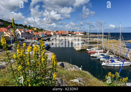 Dueodde, au Danemark. Août 21, 2017. Vue de la ville de Allinge sur l'île danoise de Bornholm, près de la mer Baltique, Danemark, Dueodde 21 août 2017. L'île de Bornholm et le groupe d'îles le plus éloigné du Danemark sont Ertholmene îles de l'Est. Grâce à son emplacement, Bornholm compte un nombre plus élevé d'heures de soleil. - Pas de service de fil - Photo : Patrick Pleul/dpa-Zentralbild/ZB/dpa/Alamy Live News Banque D'Images