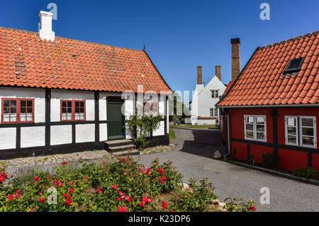 Dueodde, au Danemark. Août 21, 2017. Vue de la ville de Allinge sur l'île danoise de Bornholm, près de la mer Baltique, Danemark, Dueodde 21 août 2017. L'île de Bornholm et le groupe d'îles le plus éloigné du Danemark sont Ertholmene îles de l'Est. Grâce à son emplacement, Bornholm compte un nombre plus élevé d'heures de soleil. - Pas de service de fil - Photo : Patrick Pleul/dpa-Zentralbild/ZB/dpa/Alamy Live News Banque D'Images