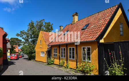 Dueodde, au Danemark. Août 21, 2017. Vue de la ville de Allinge sur l'île danoise de Bornholm, près de la mer Baltique, Danemark, Dueodde 21 août 2017. L'île de Bornholm et le groupe d'îles le plus éloigné du Danemark sont Ertholmene îles de l'Est. Grâce à son emplacement, Bornholm compte un nombre plus élevé d'heures de soleil. - Pas de service de fil - Photo : Patrick Pleul/dpa-Zentralbild/ZB/dpa/Alamy Live News Banque D'Images