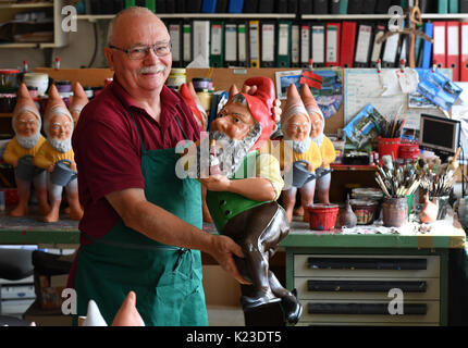 Graefenroda, Allemagne. Août 25, 2017. Chef Reinhard Griebel gnomes peintures à la manufacture de jardin en Graefenroda, Allemagne, 25 août 2017. Plus de 500 des chiffres différents entre 4 et 60 centimètres sont fabriqués ici. Depuis 1874, la famille Griebel a été la production de la terre cuite chiffres et est maintenant la seule entreprise en Allemagne. La plupart des clients en dehors de l'Allemagne sont de France, Autriche, Italie, Pays-Bas et Suisse. Photo : Jens Kalaene Zentralbild-/dpa/dpa/Alamy Live News Banque D'Images