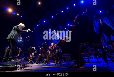 Podebrady, République tchèque. Août 26, 2017. Nicola Piovani, musicien, chef d'orchestre et compositeur, effectuée pendant le 1er International de la musique de film et multimédia Festival 'Soundtrack' Podebrady Podebrady, en République tchèque, le 26 août 2017. Photo : CTK Josef Vostarek/Photo/Alamy Live News Banque D'Images