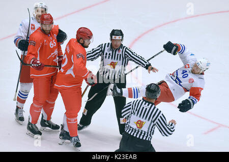 Trinec, République tchèque. Août 27, 2017. De gauche à droite : Luc Adam de Mannheim, Tomas Marcinko et Milan Doudera d'Ocelari Trinec et Daniel Sparre de Mannheim en action pendant le Groupe d match de la Ligue des Champions de l'Ocelari Trinec de République tchèque contre l'Allemagne de Mannheim à Trinec, en République tchèque, le 27 août 2017. Photo : CTK Jaroslav Ozana/Photo/Alamy Live News Banque D'Images