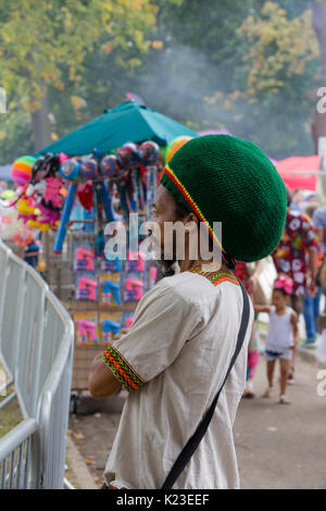 Leeds, UK. Août 28, 2017. Le 50e Leeds West Indian Carnaval ayant lieu à Potternewton Park à Londres aujourd'hui. Credit : James Copeland/Alamy Live News Banque D'Images