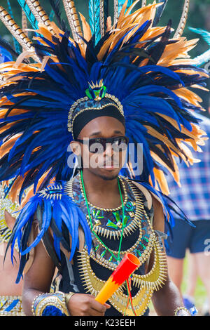 Leeds, UK. Août 28, 2017. Le 50e Leeds West Indian Carnaval ayant lieu à Potternewton Park à Londres aujourd'hui. Credit : James Copeland/Alamy Live News Banque D'Images