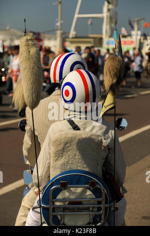 Brighton, UK. Août 27, 2017. Week-end férié d'août 2017. Assister aux Mods rassemblement annuel à l''Mods Weekender' au front de mer de Brighton au cours de l'août week-end férié, Brighton, Royaume-Uni. Août 26, 2017.Crédit : Haydn Denman/Alamy Live News Banque D'Images