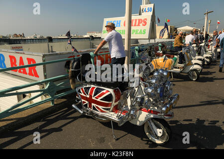 Brighton, UK. Août 27, 2017. Week-end férié d'août 2017. Assister aux Mods rassemblement annuel à l''Mods Weekender' au front de mer de Brighton au cours de l'août week-end férié, Brighton, Royaume-Uni. Août 26, 2017.Crédit : Haydn Denman/Alamy Live News Banque D'Images